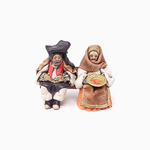 Anziani in abito sardo statua in ceramica