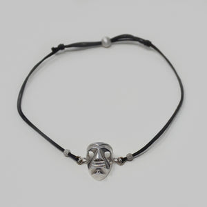 Bracciale in argento con cordino raffigurante la maschera sarda del Mamuthones. 