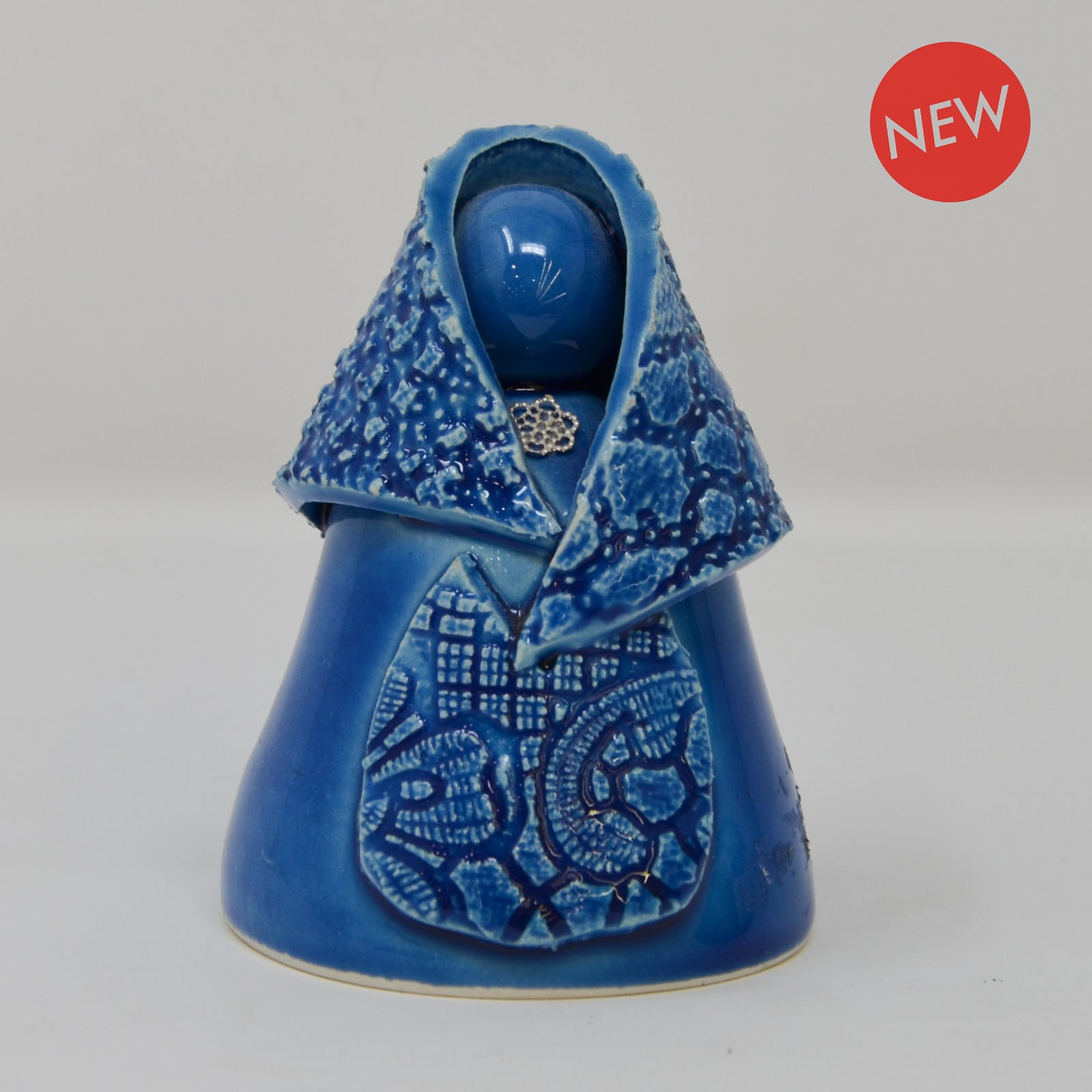 Donna con vestito sardo blu con campanella